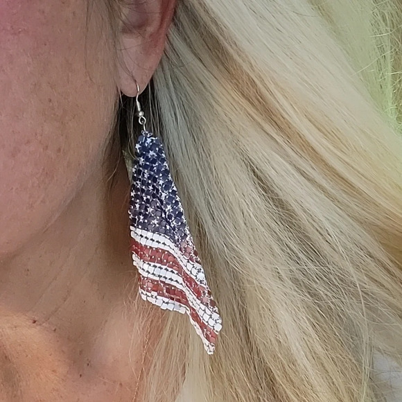 AMERICAN FLAG CHAINMAIL EARRINGS - Picture 3 of 6